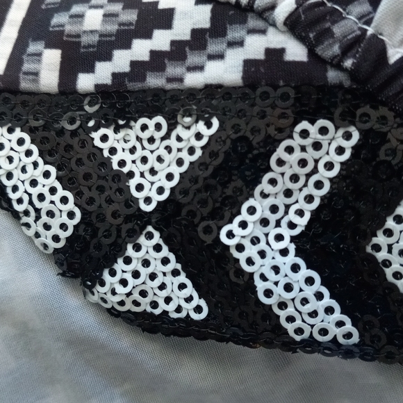 Womens Sz Med Blk & White Aztec style with sequins - Picture 6 of 9